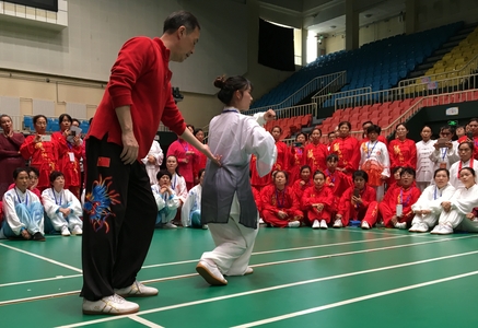 Hu Xiaofe teaching teachers from across China